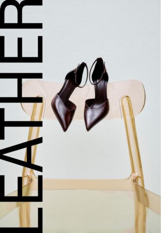 Sapatos de salto em pele
