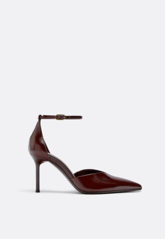 Sapatos de salto em pele