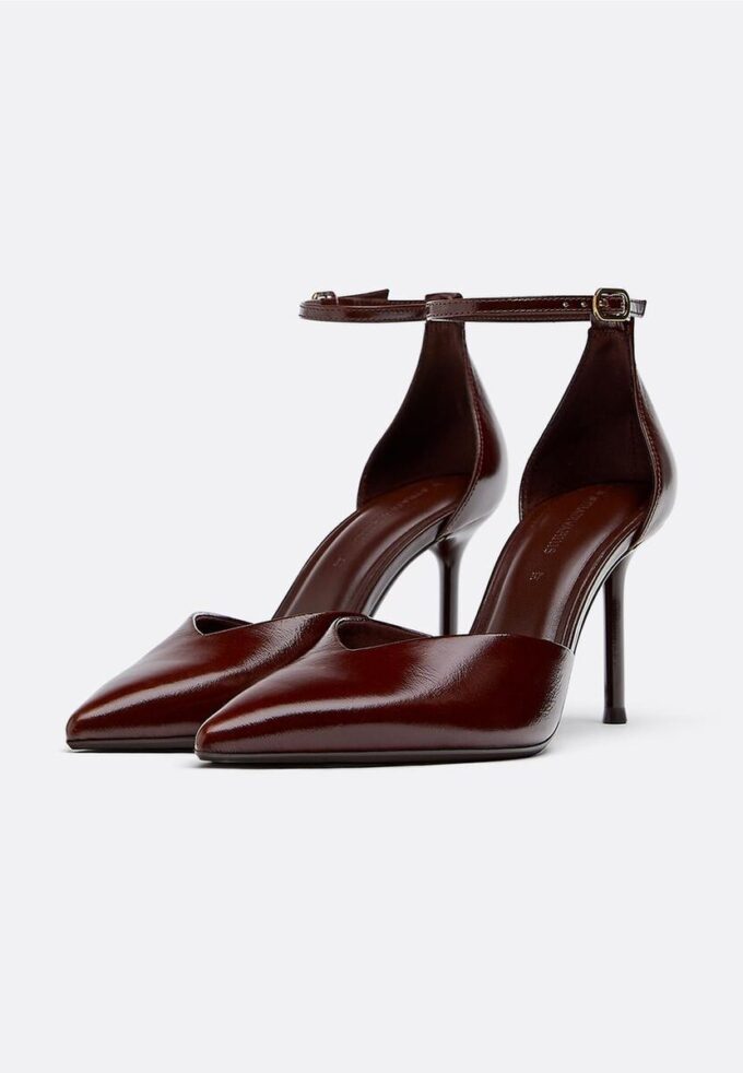 Sapatos de salto em pele