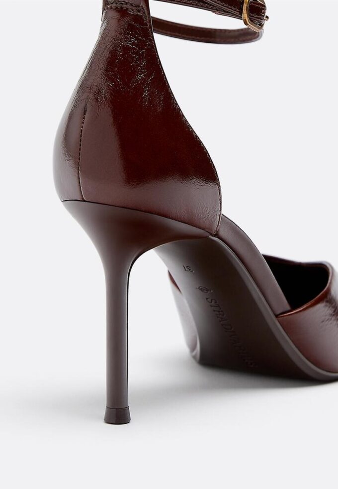 Sapatos de salto em pele