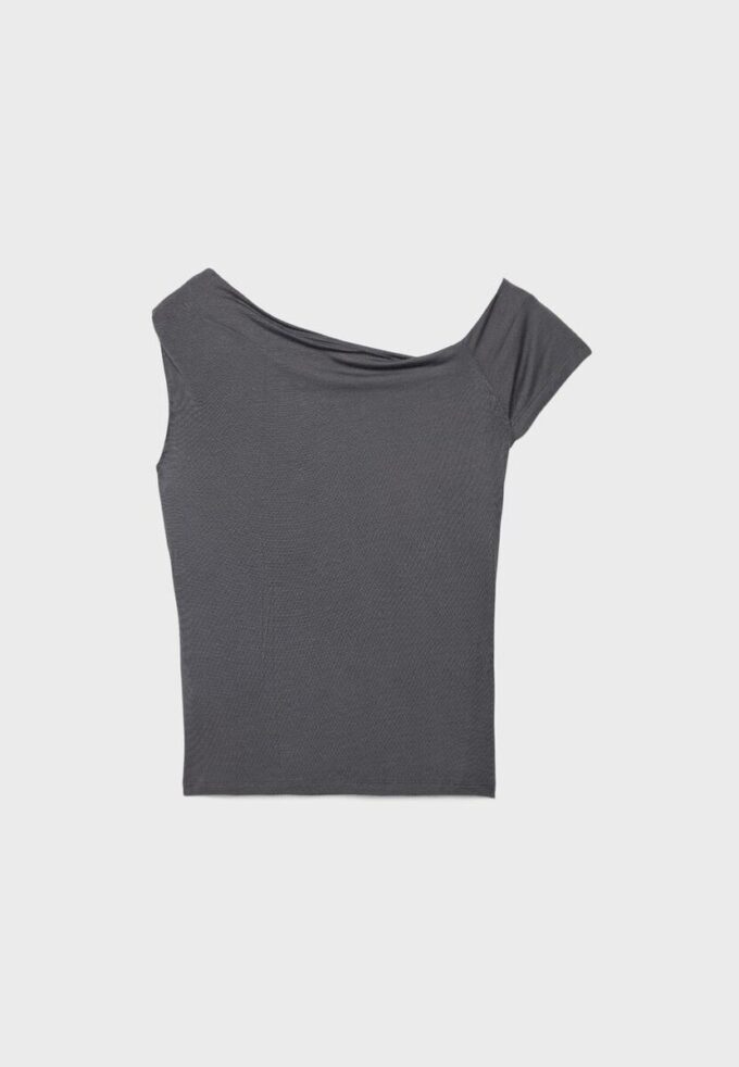 T-shirt assimétrica com botões T-shirt assimétrica com botões