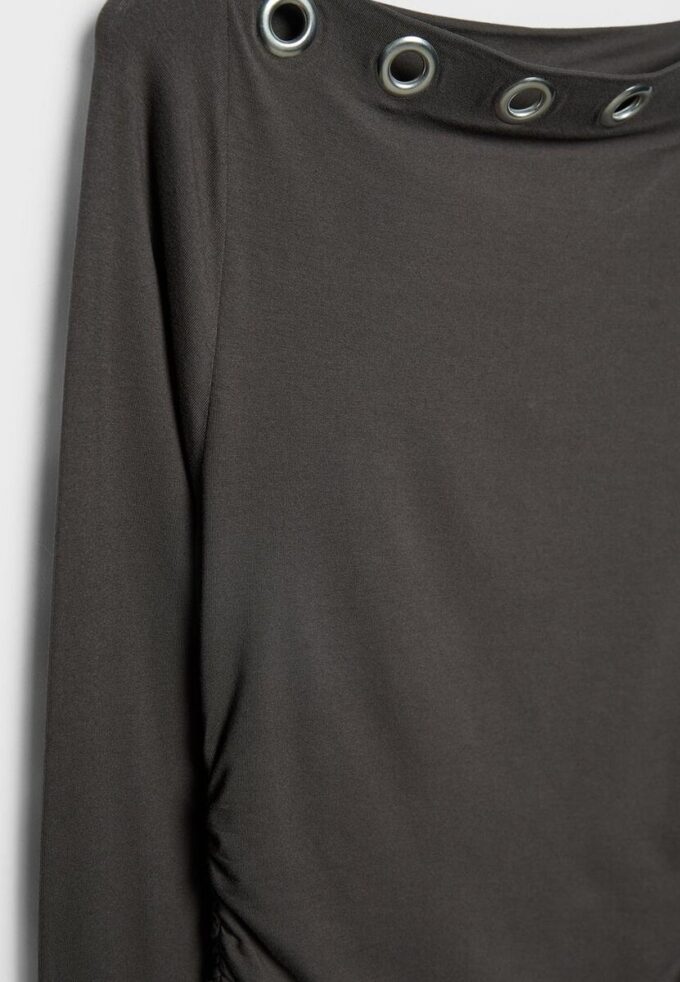 T-shirt assimétrica com ilhós T-shirt assimétrica com ilhós