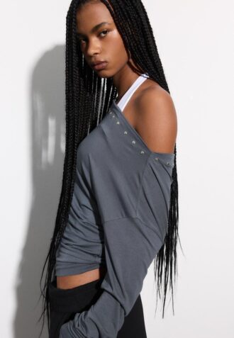 T-shirt assimétrica com tachas