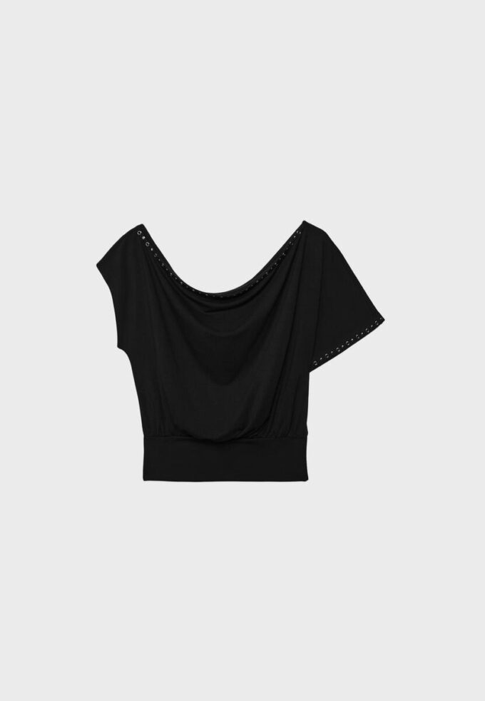 T-shirt assimétrica com tachas T-shirt assimétrica com tachas