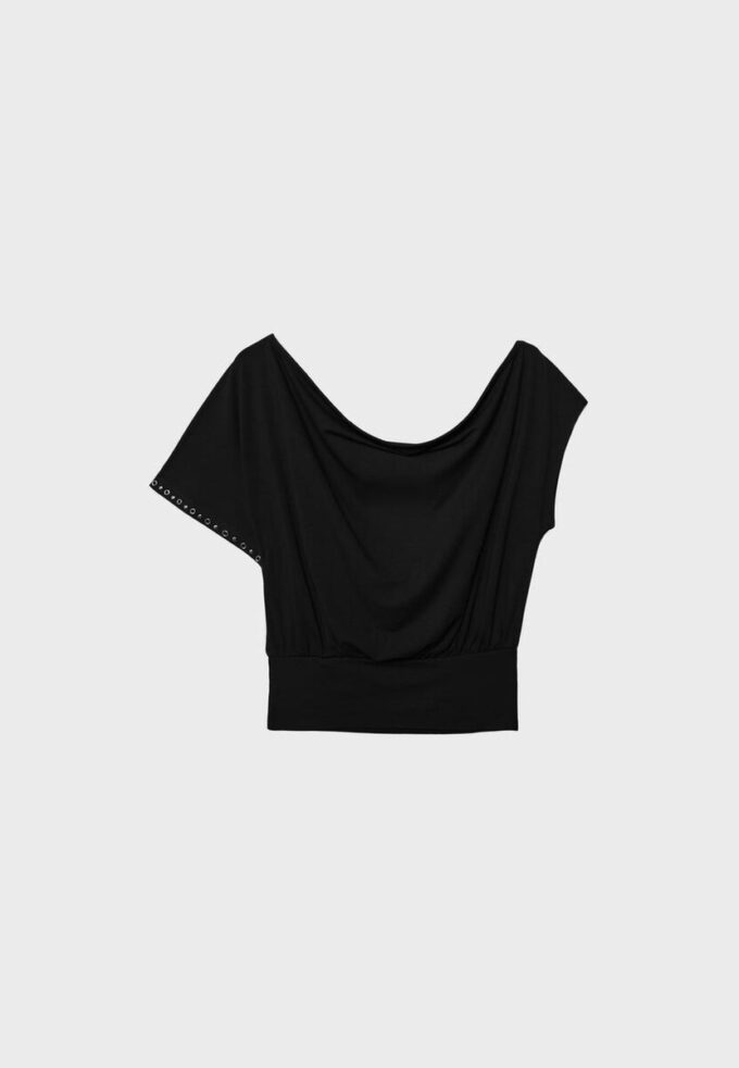 T-shirt assimétrica com tachas T-shirt assimétrica com tachas
