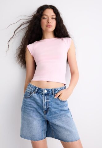 T-shirt básica com decote em barco