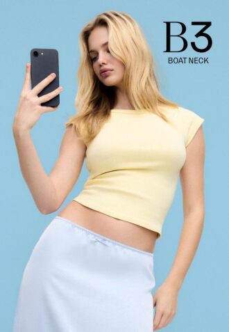 T-shirt básica com decote em barco