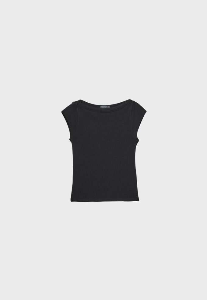 T-shirt básica com decote em barco
