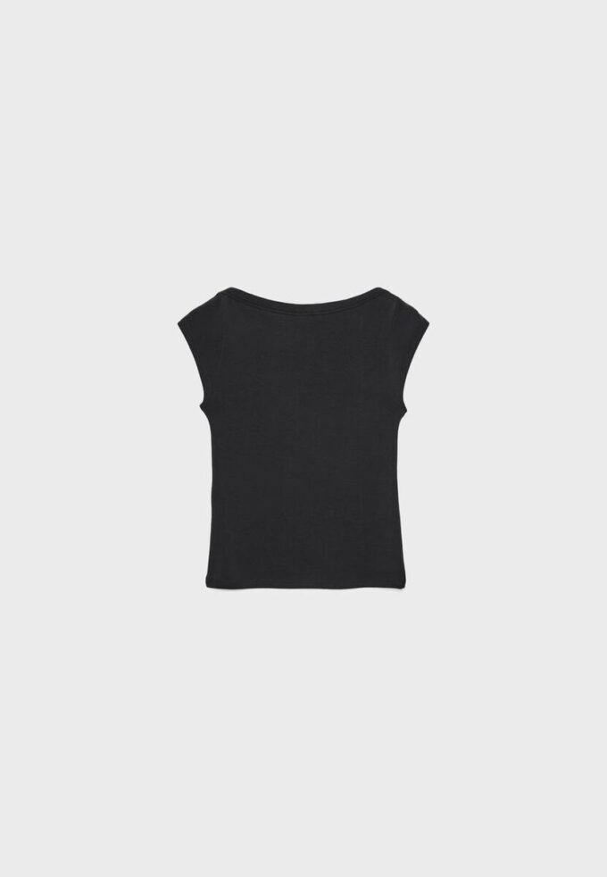 T-shirt básica com decote em barco