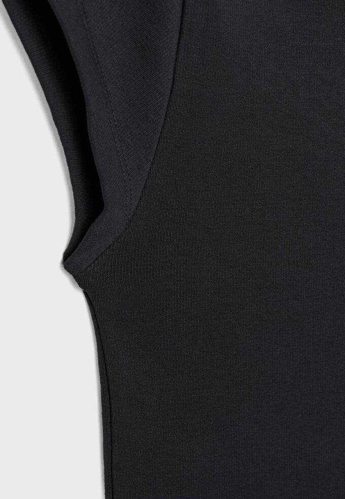T-shirt básica com decote em barco