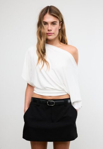 T-shirt básica com mangas em forma de asa de morcego
