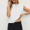 T-shirt básica com ombreiras T-shirt básica com ombreiras