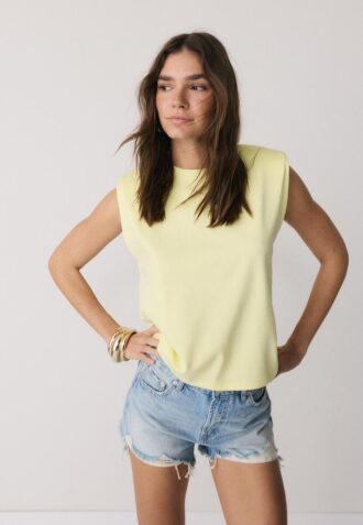 T-shirt básica com ombreiras