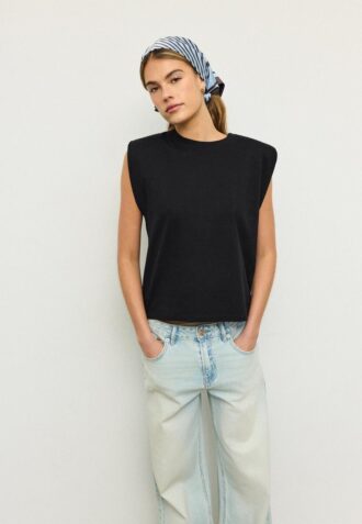 T-shirt básica com ombreiras