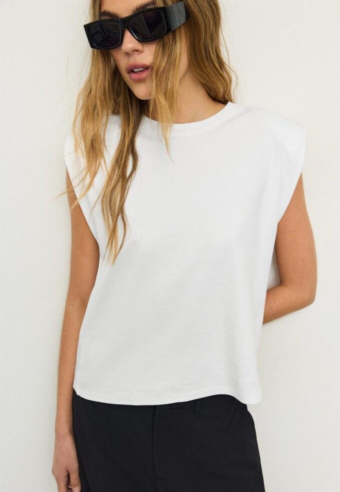 T-shirt básica com ombreiras T-shirt básica com ombreiras