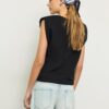 T-shirt básica com ombreiras T-shirt básica com ombreiras