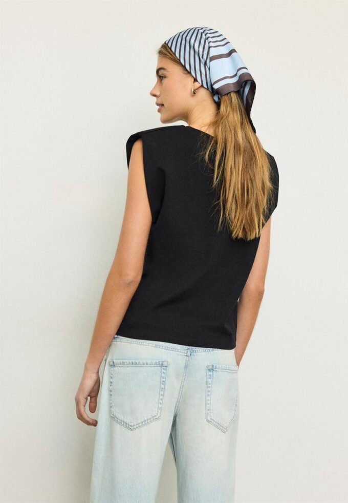 T-shirt básica com ombreiras T-shirt básica com ombreiras