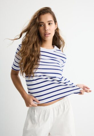 T-shirt básica de corte regular, com riscas e tecido pesado