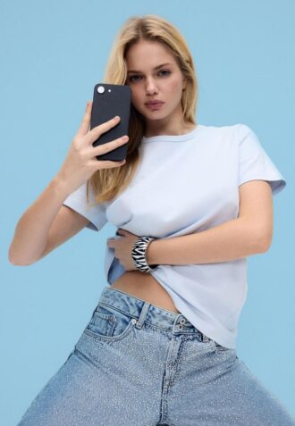T-shirt básica de corte regular com toque suave