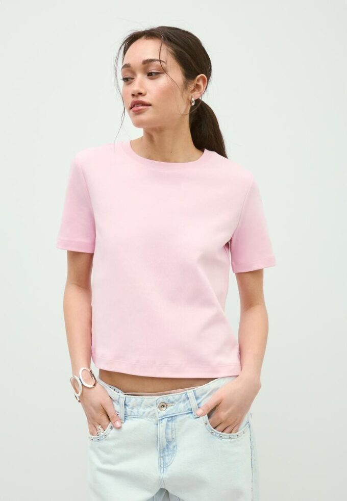 T-shirt básica de corte regular e tecido pesado
