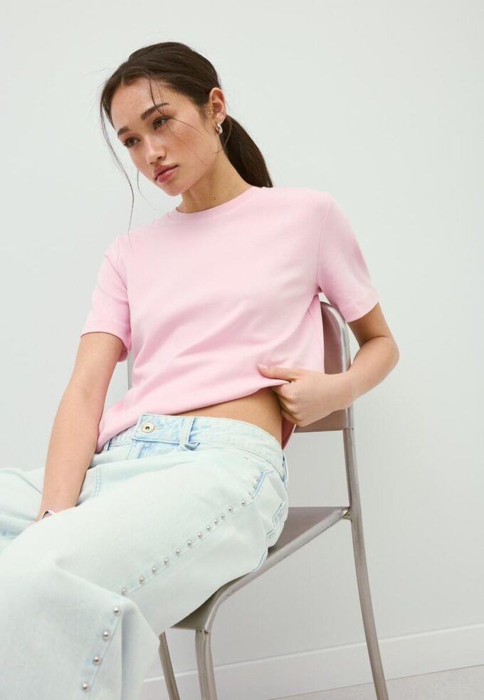 T-shirt básica de corte regular e tecido pesado