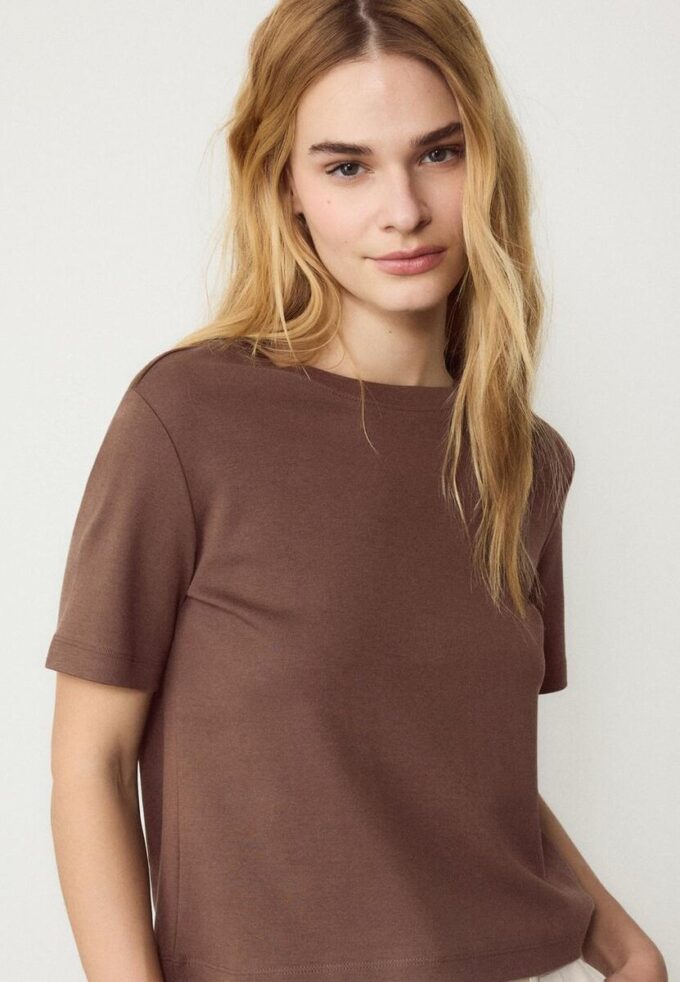 T-shirt básica de corte regular e tecido pesado