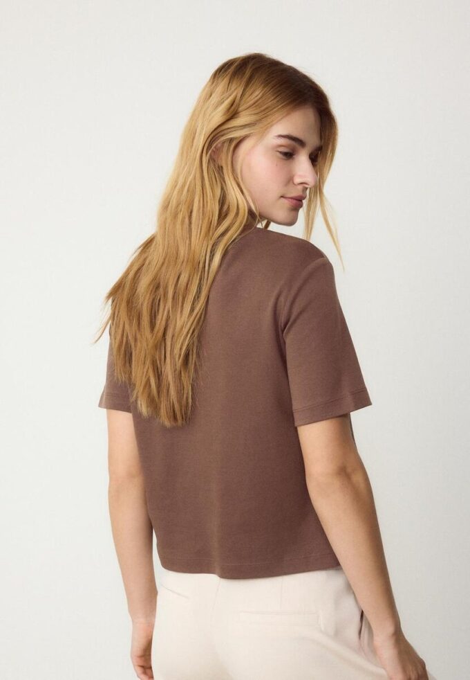 T-shirt básica de corte regular e tecido pesado