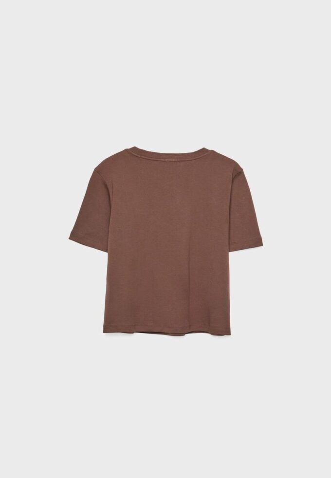 T-shirt básica de corte regular e tecido pesado