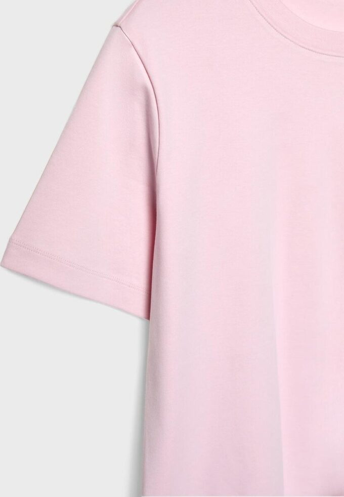 T-shirt básica de corte regular e tecido pesado