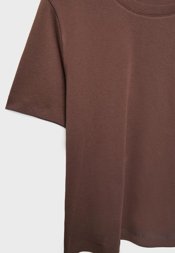 T-shirt básica de corte regular e tecido pesado