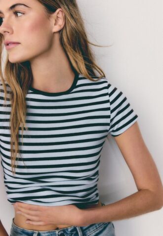 T-shirt básica de riscas com corte justo