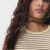 T-shirt básica de riscas com corte justo T-shirt básica de riscas com corte justo