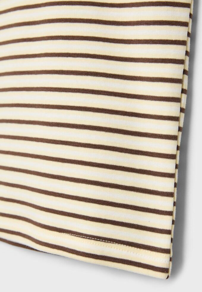 T-shirt básica de riscas com corte justo T-shirt básica de riscas com corte justo
