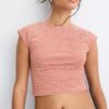 T-shirt básica às riscas com mangas curtas