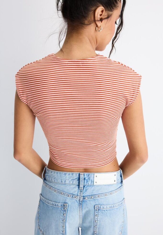 T-shirt básica às riscas com mangas curtas