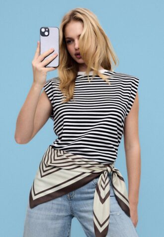 T-shirt básica às riscas com ombreiras acolchoadas