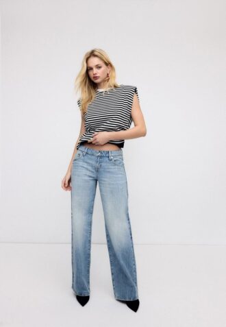 T-shirt básica às riscas com ombreiras acolchoadas