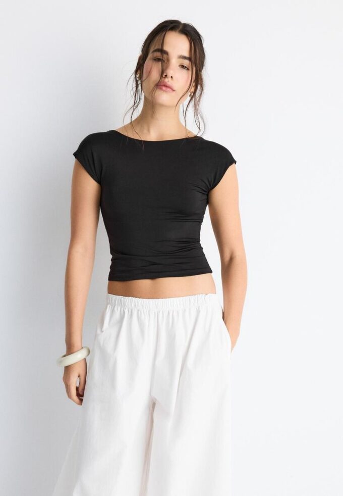 T-shirt com costas abertas T-shirt com costas abertas