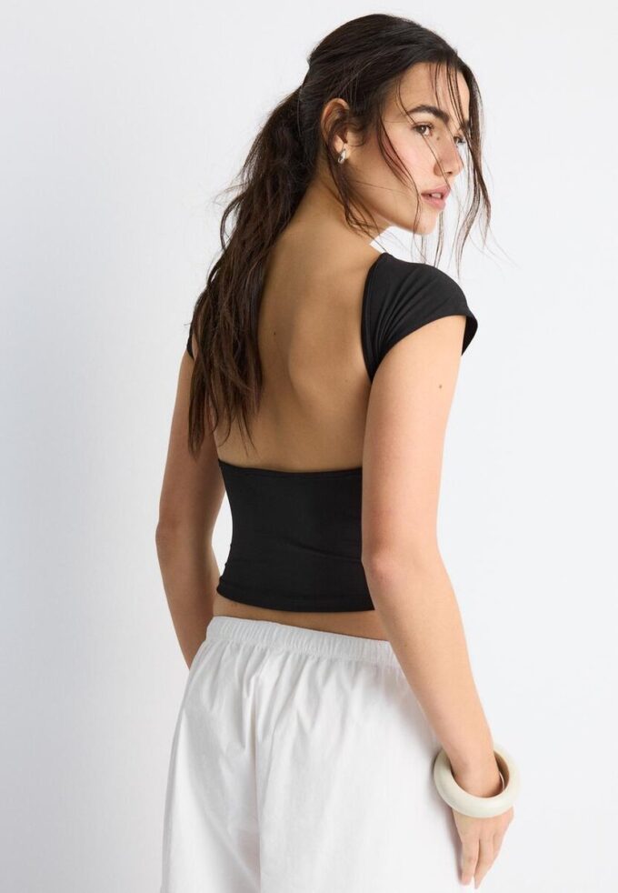 T-shirt com costas abertas T-shirt com costas abertas