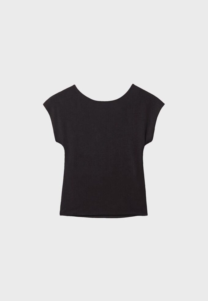 T-shirt com costas abertas T-shirt com costas abertas