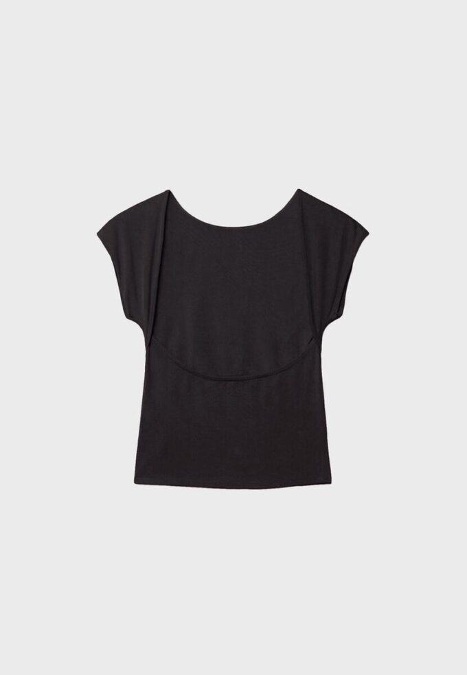 T-shirt com costas abertas T-shirt com costas abertas