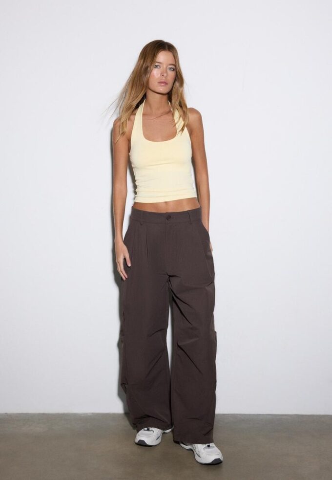 T-shirt com decote halter