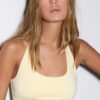 T-shirt com decote halter