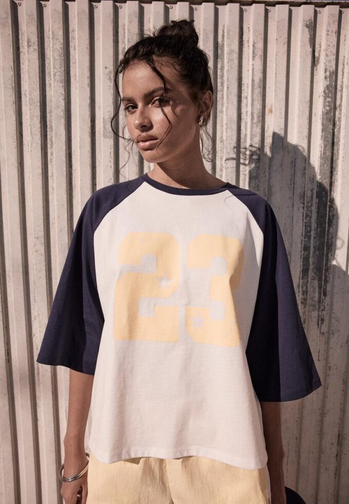 T-shirt com mangas raglan
