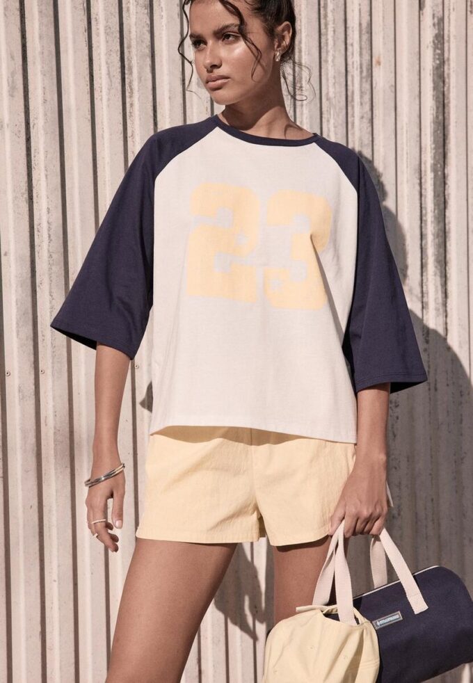 T-shirt com mangas raglan