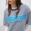 T-shirt de manga curta com riscas estampadas T-shirt de manga curta com riscas estampadas