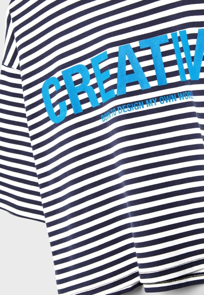 T-shirt de manga curta com riscas estampadas T-shirt de manga curta com riscas estampadas