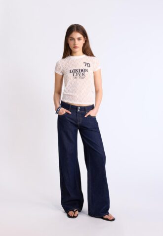 T-shirt justa com renda e detalhes gráficos