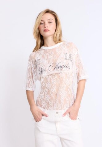 T-shirt oversize em renda com detalhe gráfico