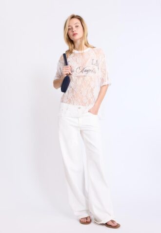 T-shirt oversize em renda com detalhe gráfico